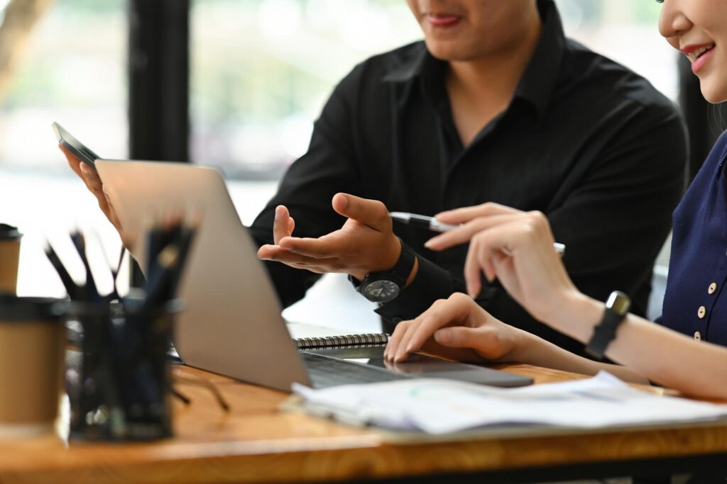 Profesional honesto atendiendo a un cliente con transparencia y cercanía