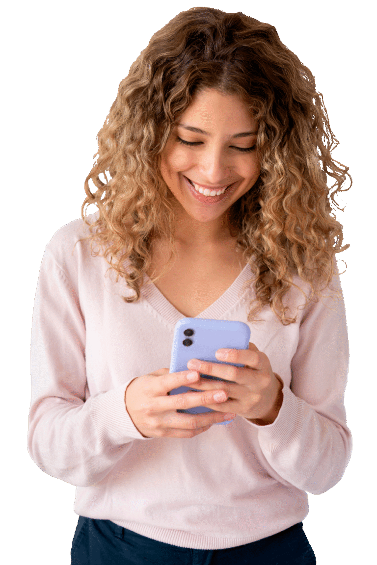 Emprendedor feliz frente a su movil viendo su nueva web profesional en Alicante